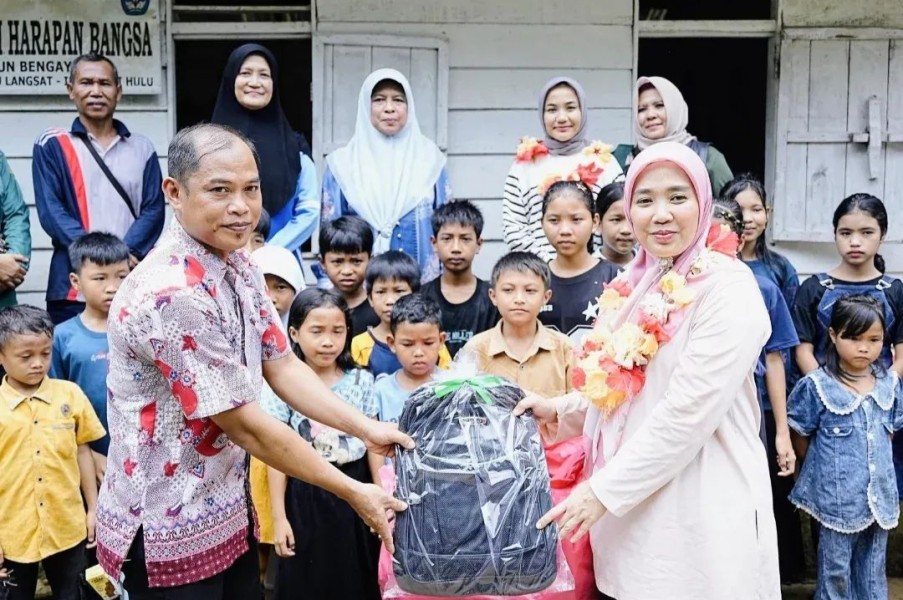 Perhatian Pendidikan Anak, Ketua TP PKK Inhu Kunjungi  Sekolah Kelas Jauh