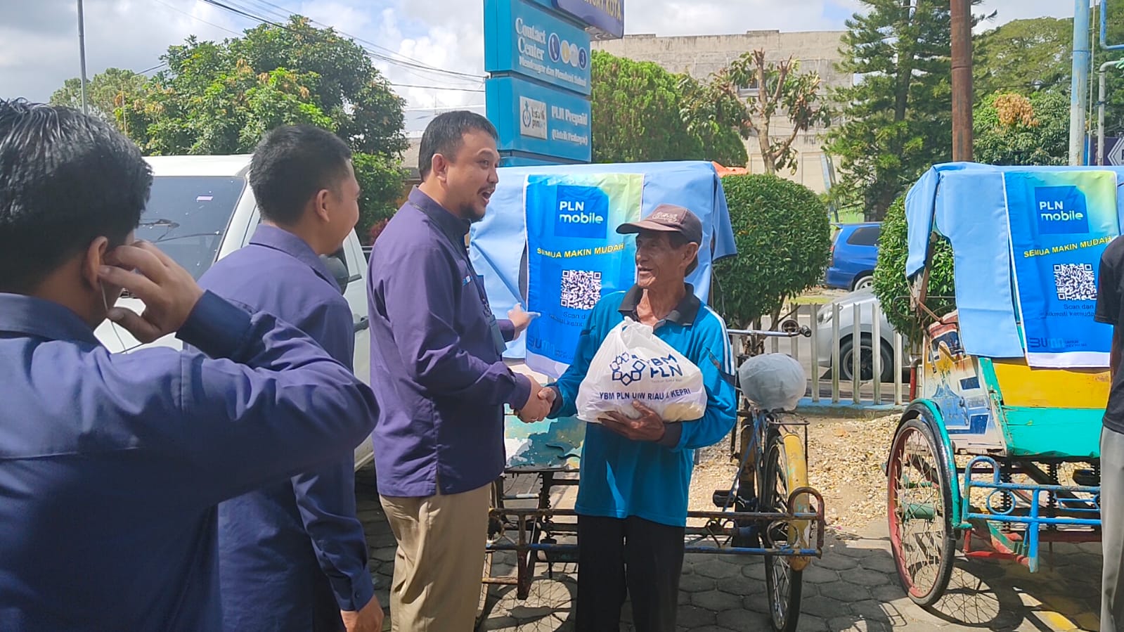 PT PLN UP3 Rengat Salurkan Paket Sembako, ini penerimanya