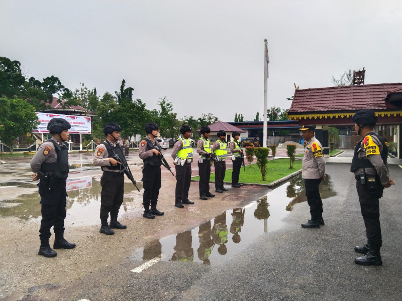 Tiga Mobil Berisi Polisi Bersenjata Lengkap Dikirim Ke Siak