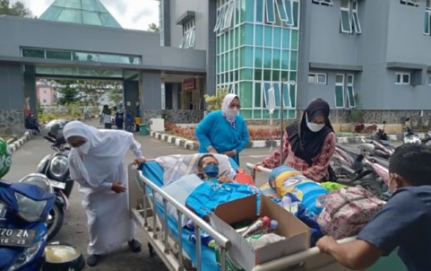 Belasan Pasien Dirawat di Tenda Darurat RS Ahmad Mochtar Bukittinggi