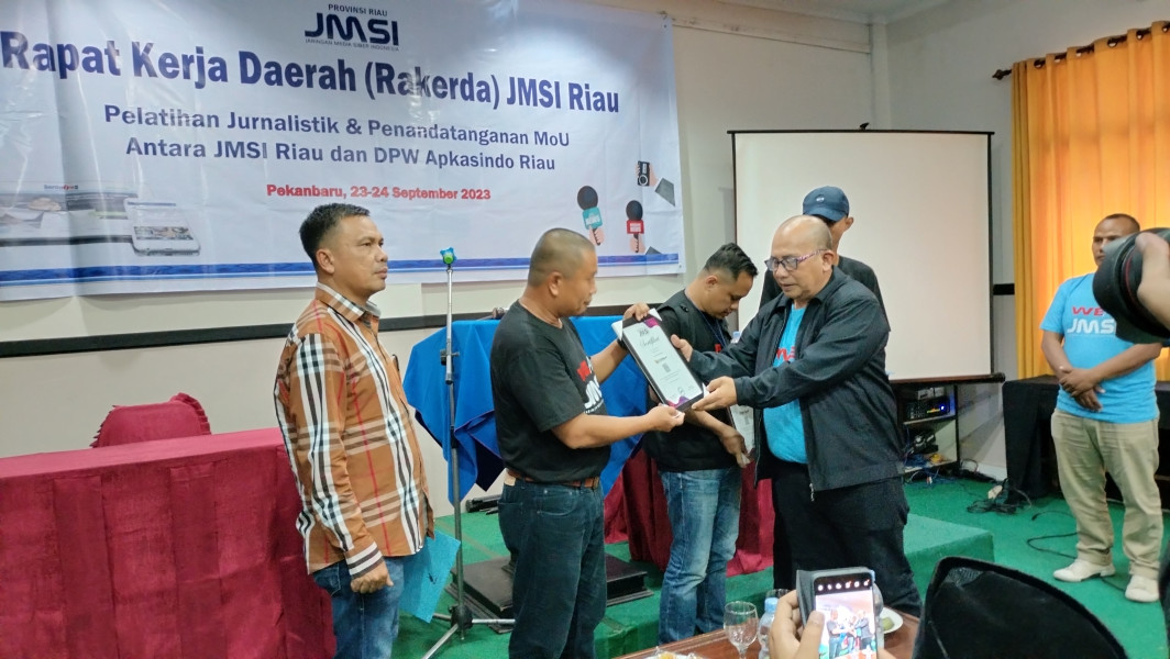 Bukti Keanggotaan, Ketua JMSI Riau Serahkan Sertifkat QR Barcode
