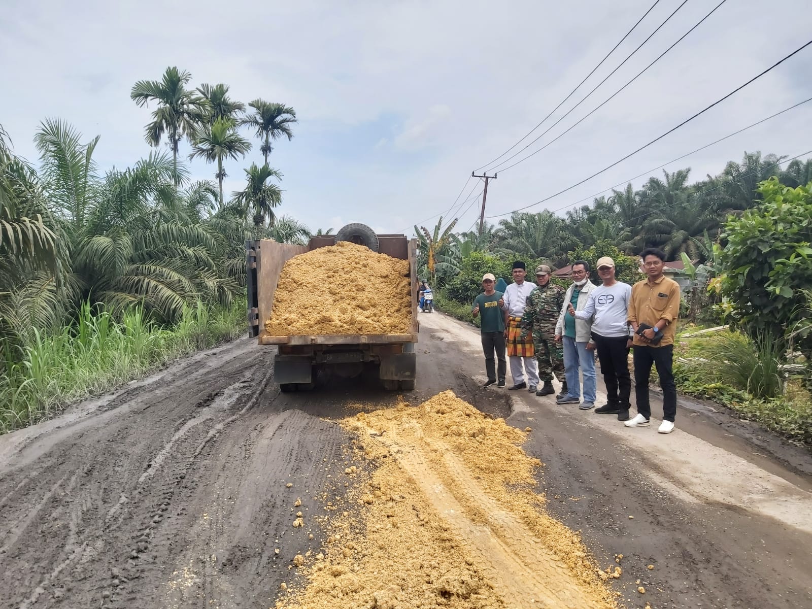 Diprakarsai Polsek Kuala Cenaku,Sejumlah Titik Kerusakan jalan Diperbaiki