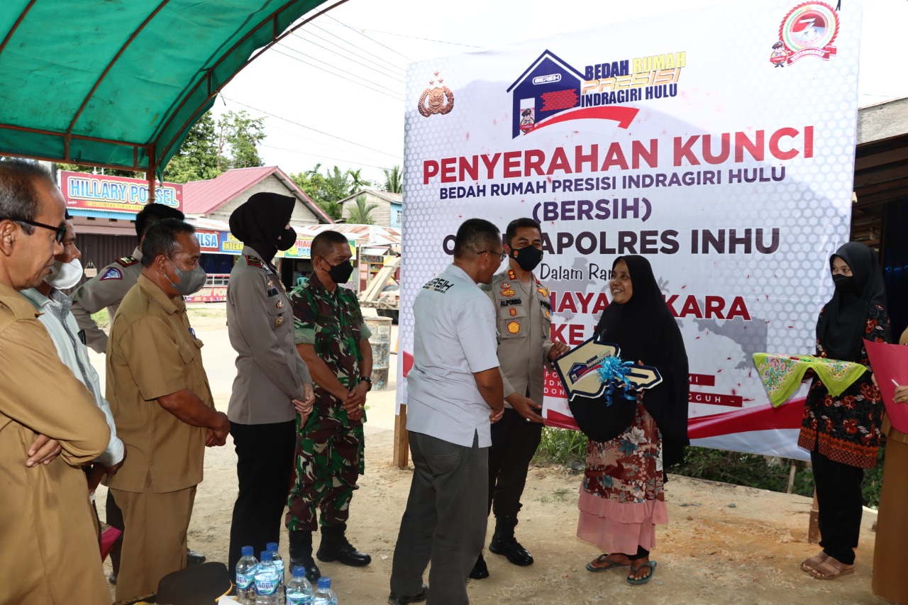 Hadiah Hari Bhayangkara -76, Murniati Terima Kunci Rumah Kapolres Inhu