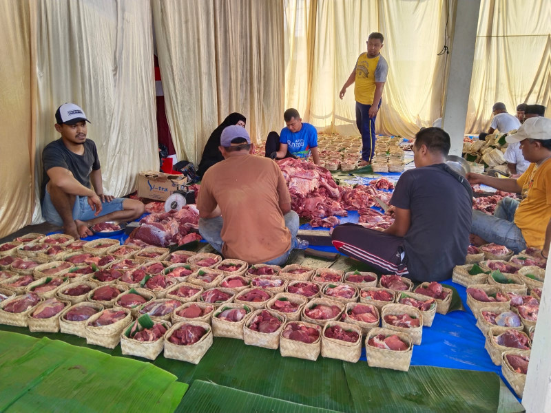 9 Ekor Sapi Kurban Polres Inhu Dibagikan Gunakan Besek