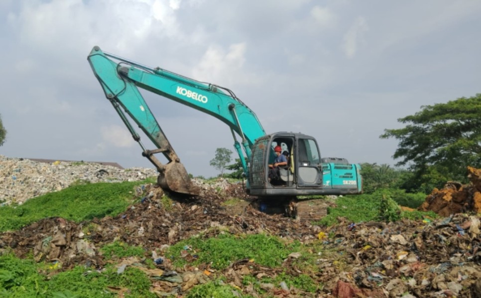 Bersama DLHPK Inhu. PT Inecda Bantu Alat Berat Benahi Sampah Di TPA Batu Canai