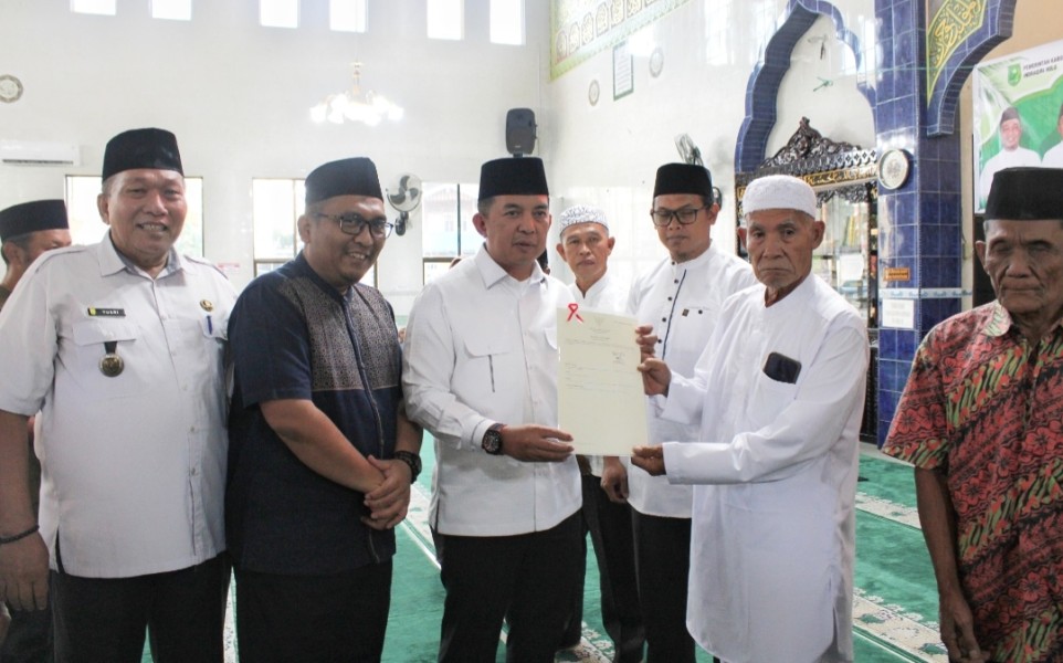 Kepala Kantor Pertanahan Inhu Serahkan Sertipikat Tanah Wakaf
