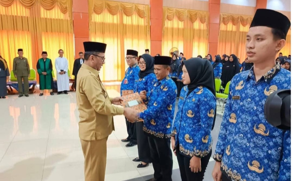 Wabup Inhu Lantik PNS dan Pejabat Fungsional Guru.