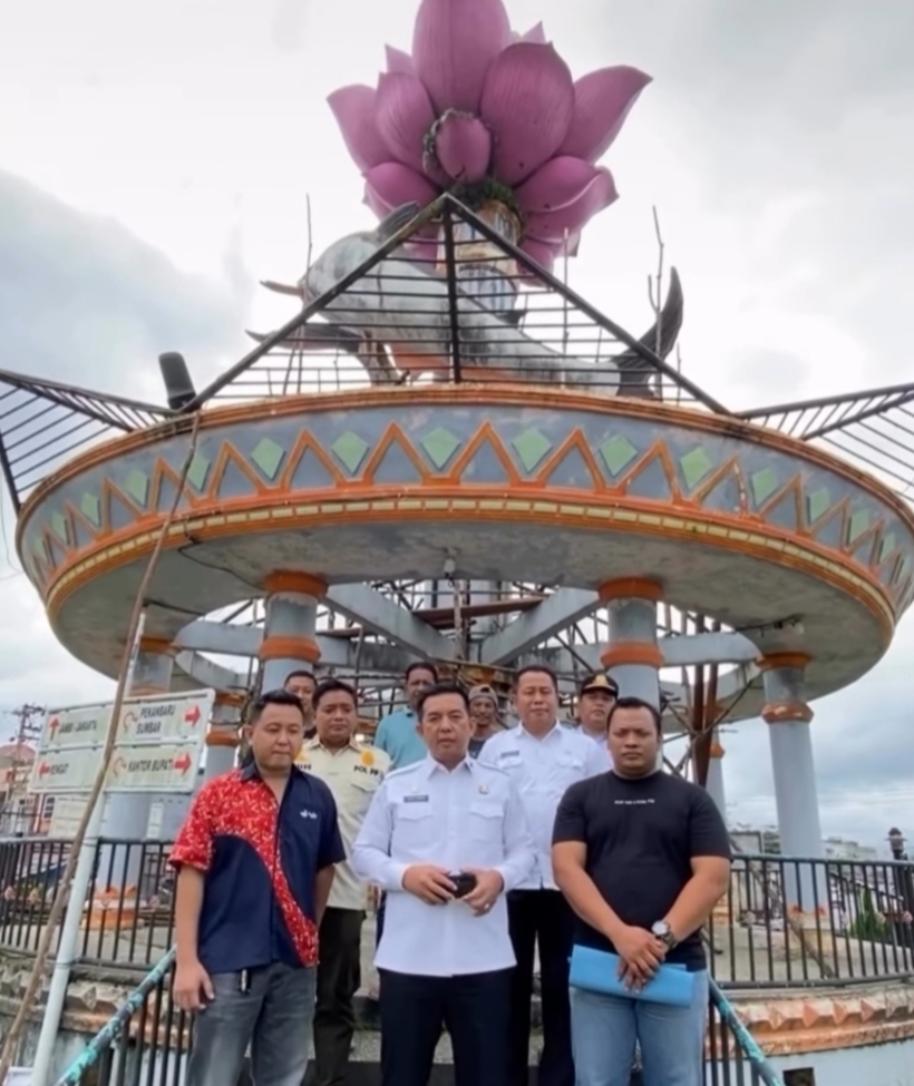 Sekda Inhu Tinjau Pengecatan Ulang Tugu Patin