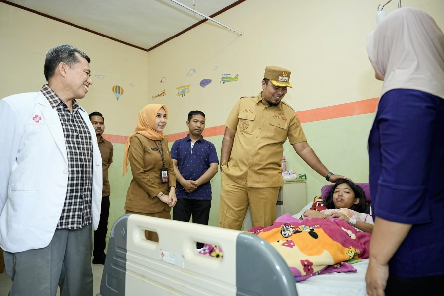 Bupati Menjenguk Korban Keracunan Makanan