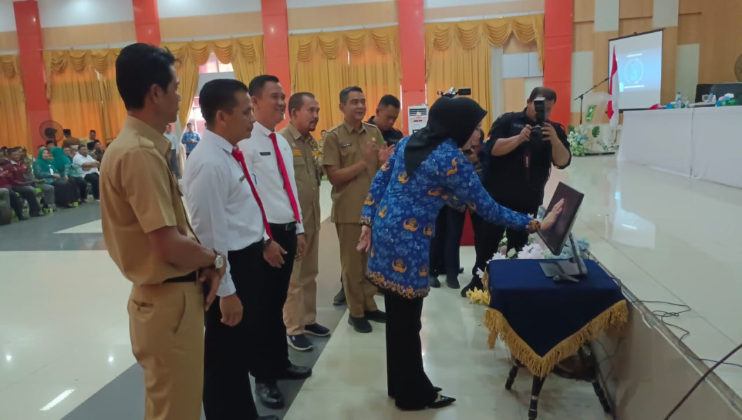 Rakor Camat dan Kades, Bupati Inhu Lauching Aplikasi ini