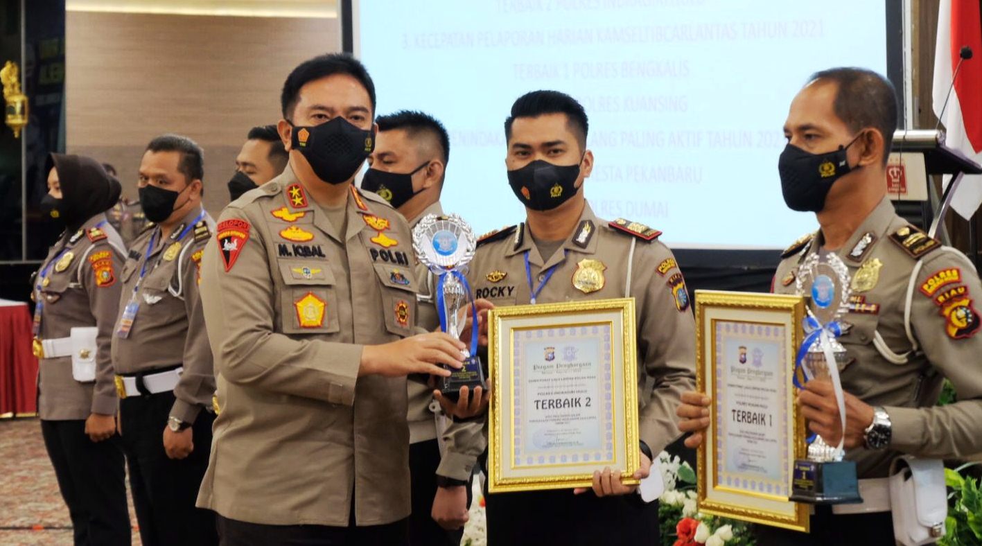 Kapolda Riau Serahkan Reward Ke Satlantas Polres Inhu
