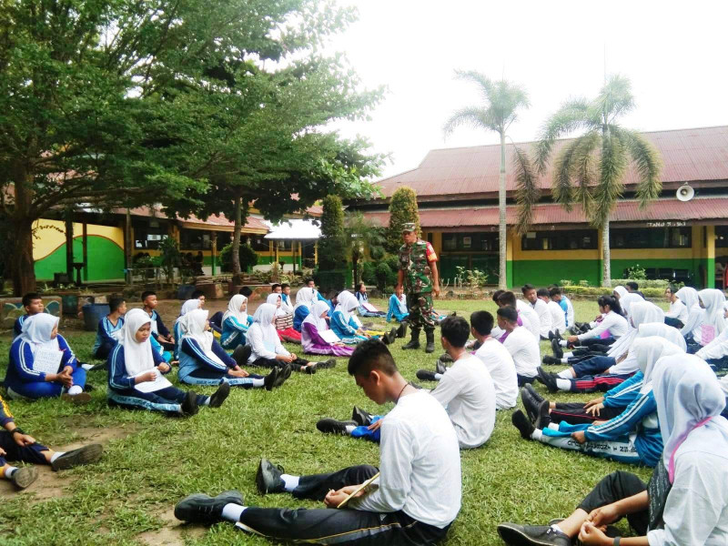 Babinsa Serka Surwaidi Sosialisasikan Wawasan Kebangsaan Di Sekolah ini