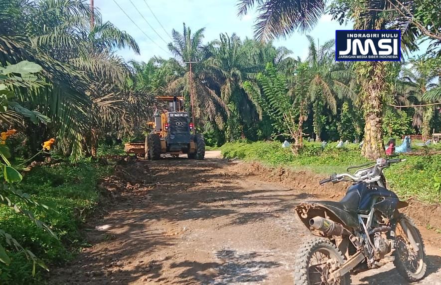 Wujud Kepedulian,PKS PT KAS Bantu Perbaiki Jalan Desa
