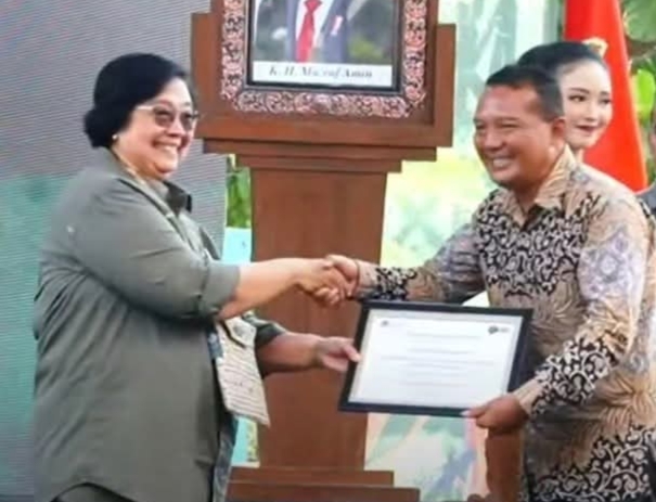Manfaatkan Air Dari Dalam Kawasan TNBT, KPSPAMS Sejuk Lestari Terima Anugerah Dari Menteri.