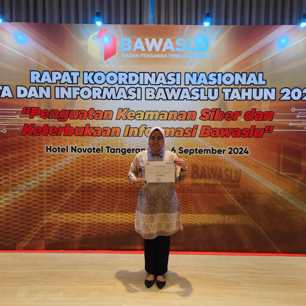 Hebat, Bawaslu Inhu Raih Penghargaan Keterbukaan Informasi Publik
