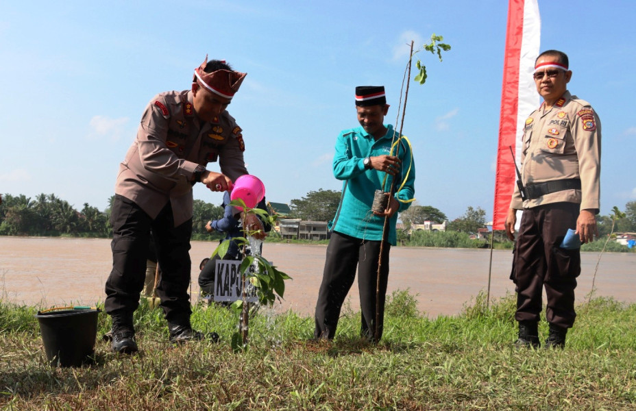 Tanam Pohon Di DAS Indragiri, Ini Pesan Kapolres Inhu