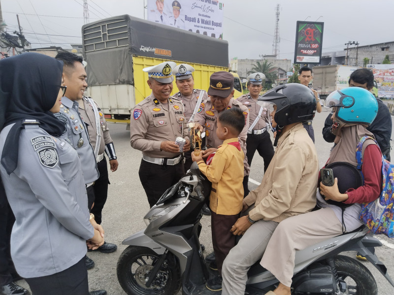 Pengendara Tertib Dapat Hadiah Dari Unit Lantas Polsek Rengat Barat Dan Lapas Rengat.