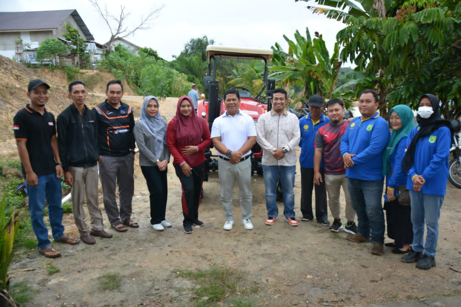 Muh. Syafaat PKS Serahkan Tracktor Kepada KT Pasir Penyu