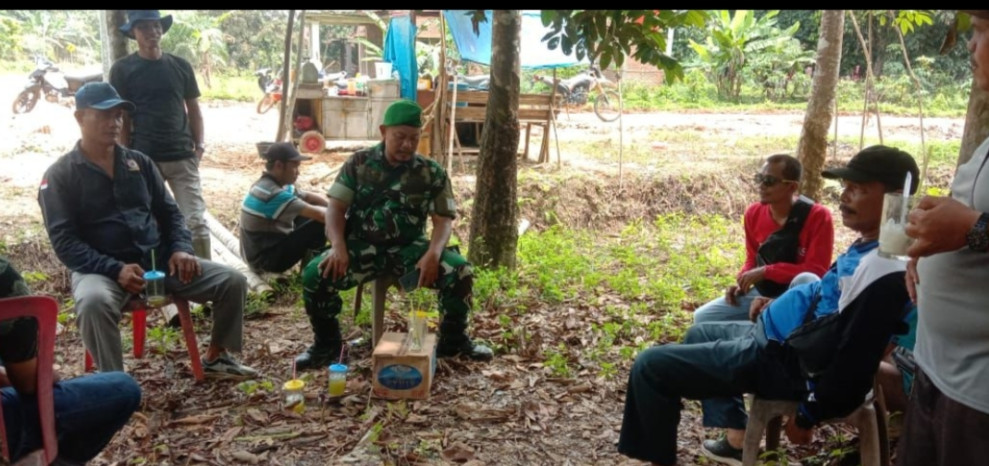 Perbaiki Jalan Rusak.Babinsa Koramil Peranap Lakukan Komsos