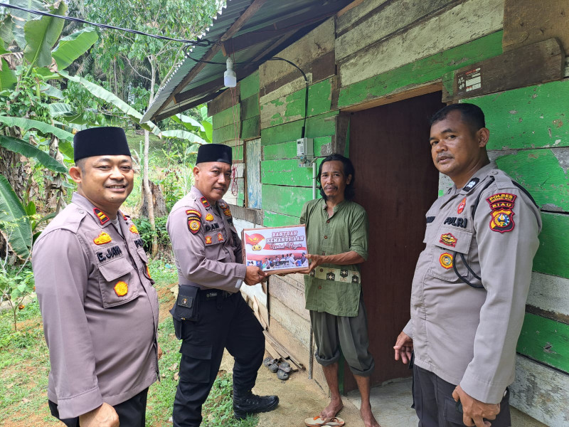 Warga Kurang Mampu di Desa ini  Terima Paket Sembako Dari Kapolsek Lirik