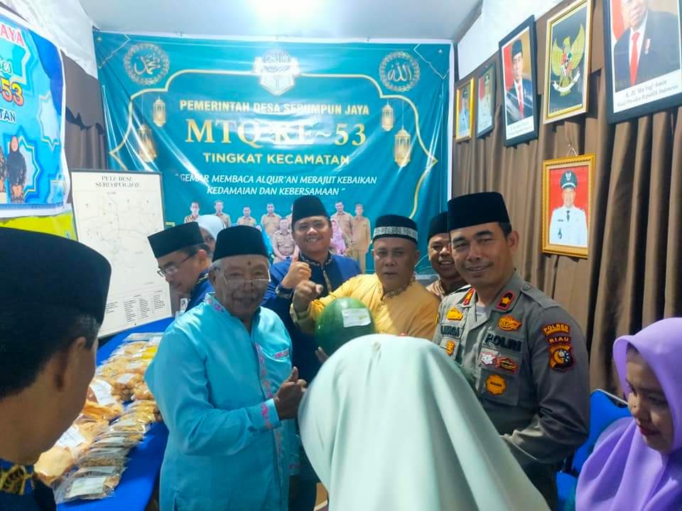 Camat Pasir Penyu Tinjau Stand Desa dan Kelurahan