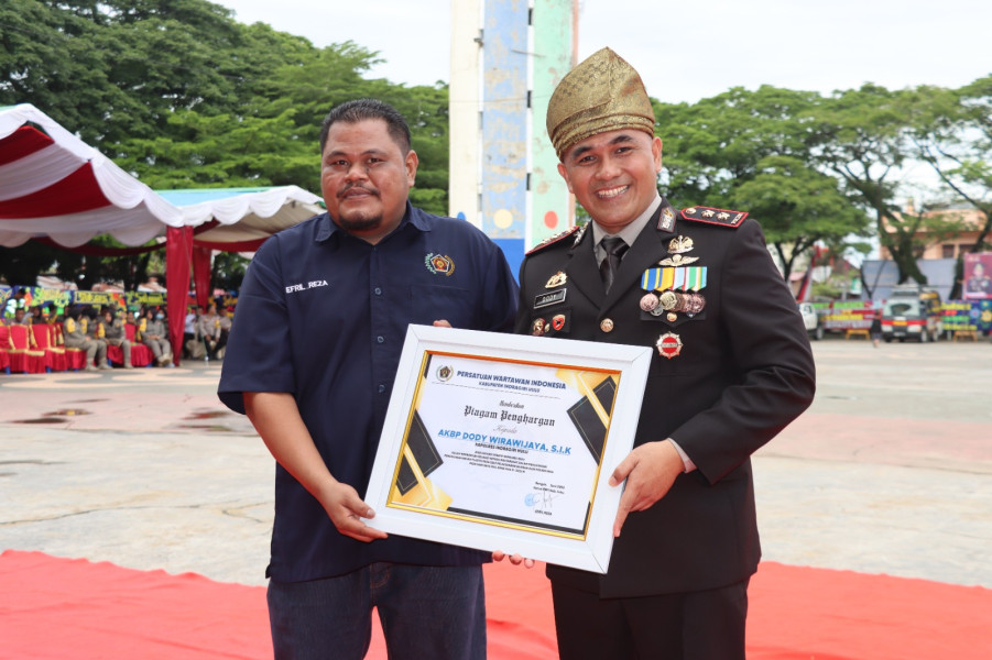 Puncak HUT Bhayangkara Kapolres Inhu Terima Penghargaan PWI