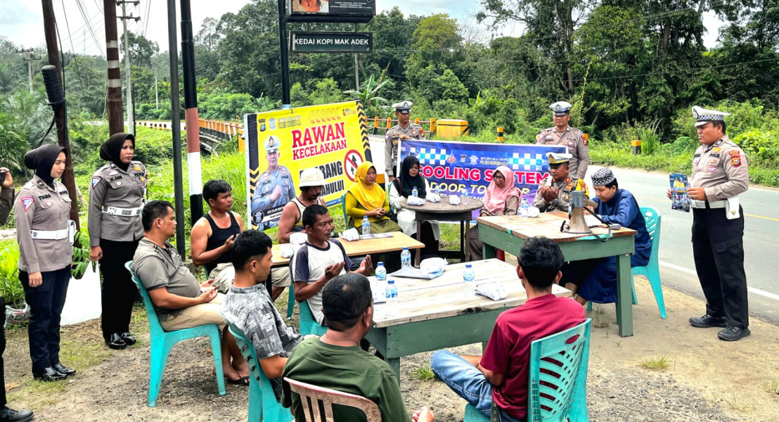 Satlantas Makan Bersama Supir Sambil Suarakan Pemilu Damai