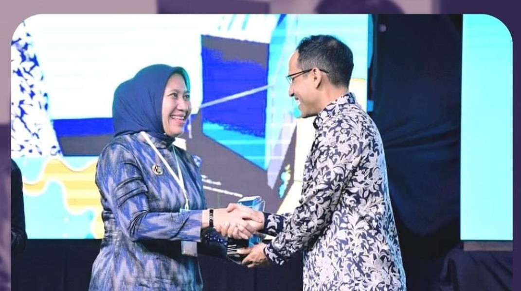 Bupati Inhu Terima Anugerah Dari Menteri Pendidikan