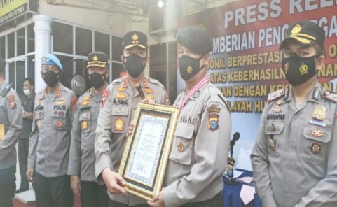 Bripka Oktavianus Dapat Penghargaan Dari Kapolda Riau Karena Gagalkan Aksi Jambret
