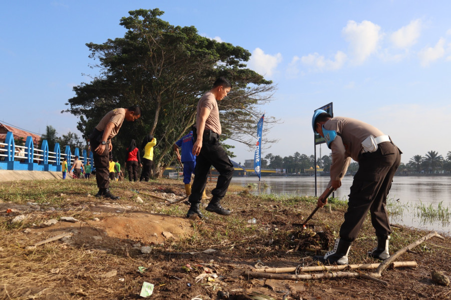 Peduli Lingkungan, Polres Inhu Bersih Sampah Serentak