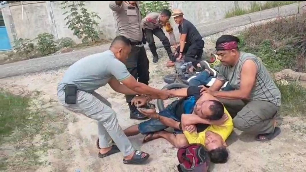 Sempat bergulat, Polsek Rengat Barat Tangkap Dua Tersangka Narkotika