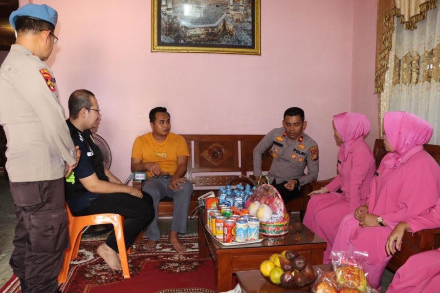 Polres Inhu Sambangi Briptu Ichwan Setelah Alami Sakit Menahun