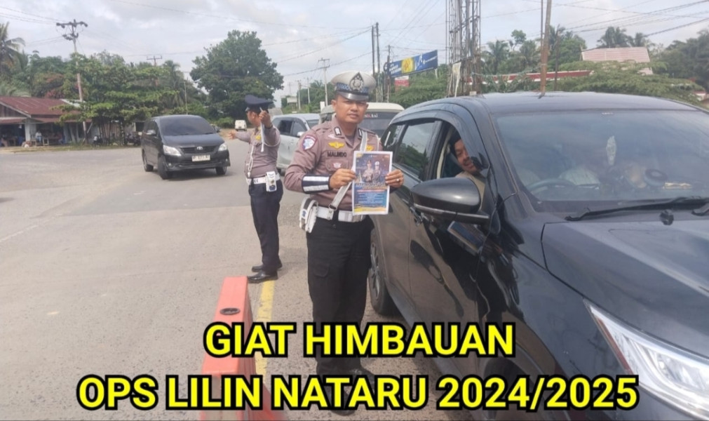 Pantau Arus Lalu Lintas Nataru, Satlantas Polres Inhu Bagikan Brosur Himbaun dan Patroli