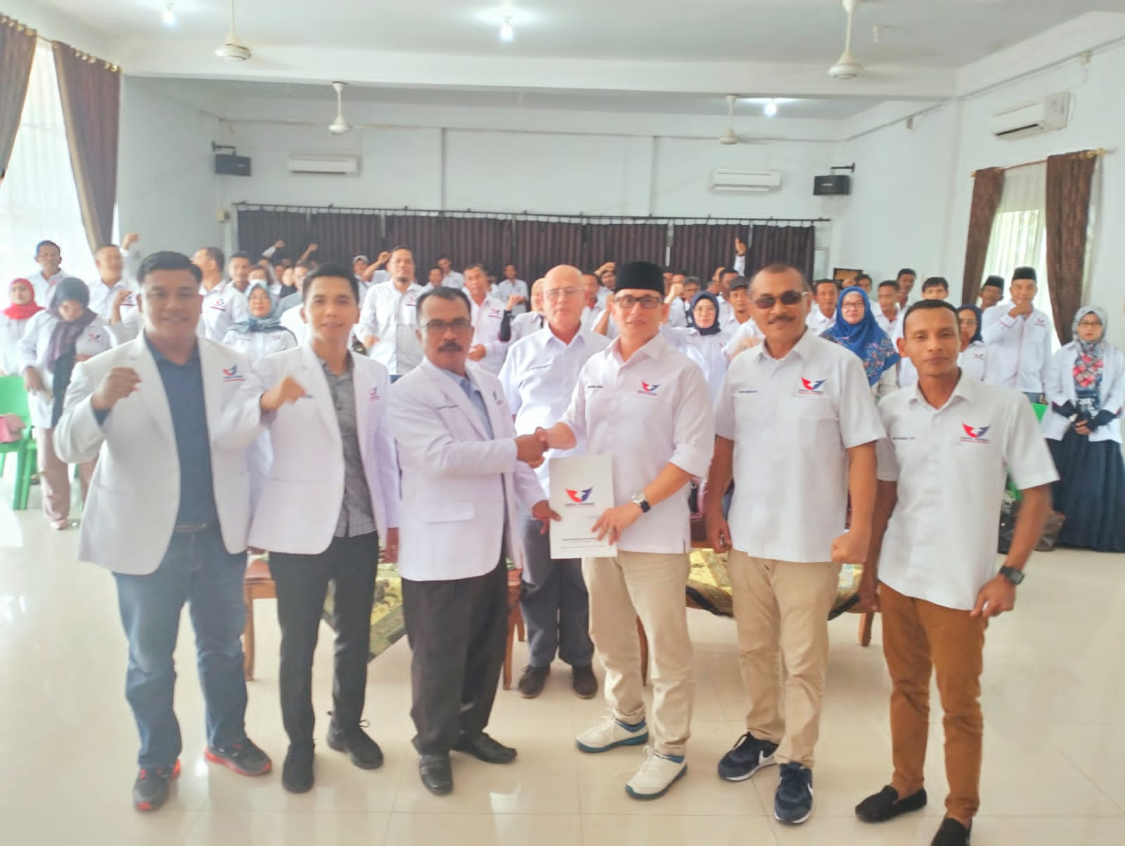 Ketua DPW Perindo Riau Serahkan SK Kepada Martimbang Simbolon