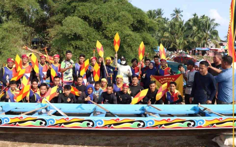 Bupati Inhu Beri Semangat Atlet Pacu Jalur Di Kuansing