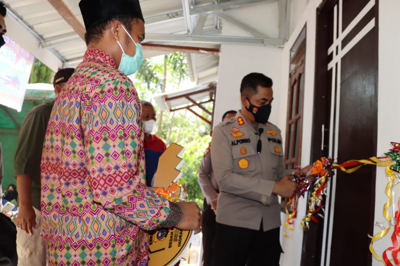 Ica Kusmoyo Sujud Syukur Saat Terima Kunci Rumah Dari Kapolres Inhu