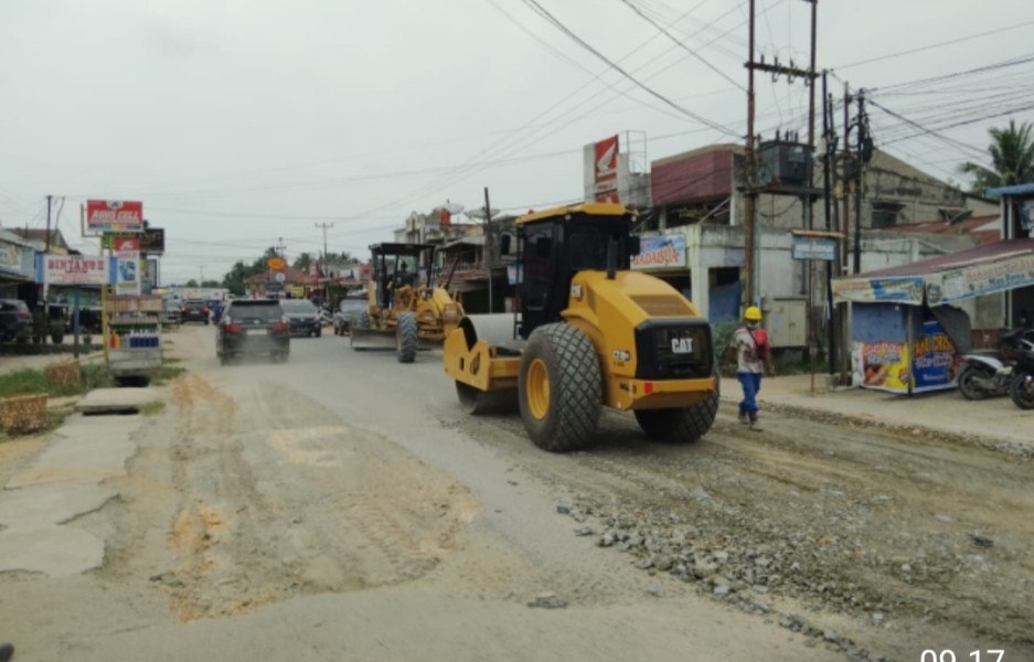 Perbaiki Poros Jalan,PT Inecda,Kopsa Sejahtera dan BMT Amanah Belilas Gelar Kegiatan Bersama