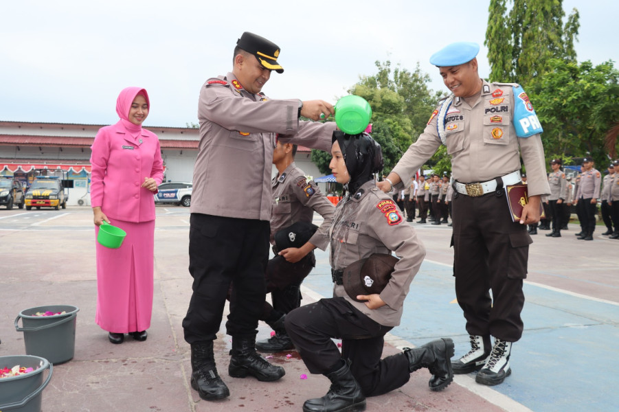 Bintara Baru Polres Inhu Disambut Siraman Kembang