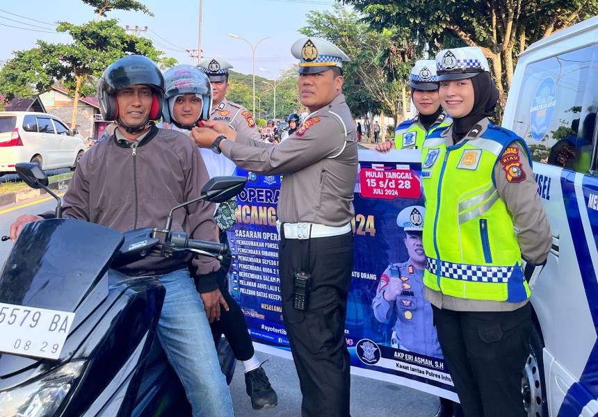 Bagi Helm SNI Gratis . Kapolres Inhu Himbau Guna Helm Standar SNI