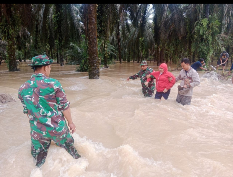 Akibat tergenang Banjir, Babinsa Danramil 04/Pasir Penyu Cepat Tanggap Bantu Warga