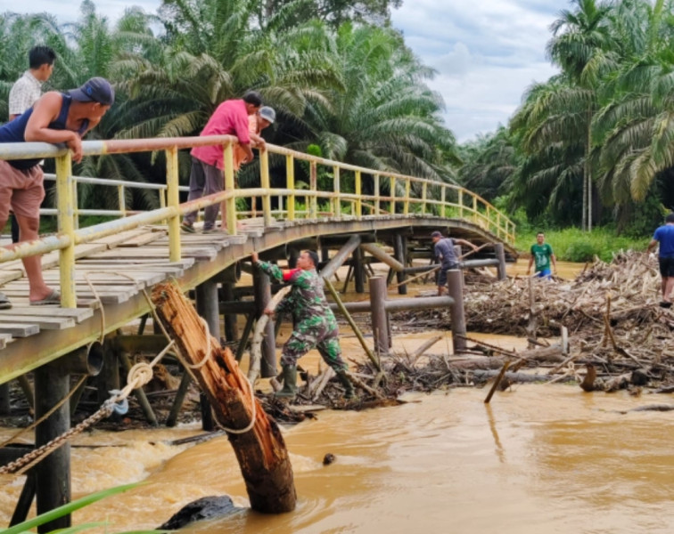 Banjir Landa Desa Beligan, Jembatan Sungai Cinaku Jadi Korban