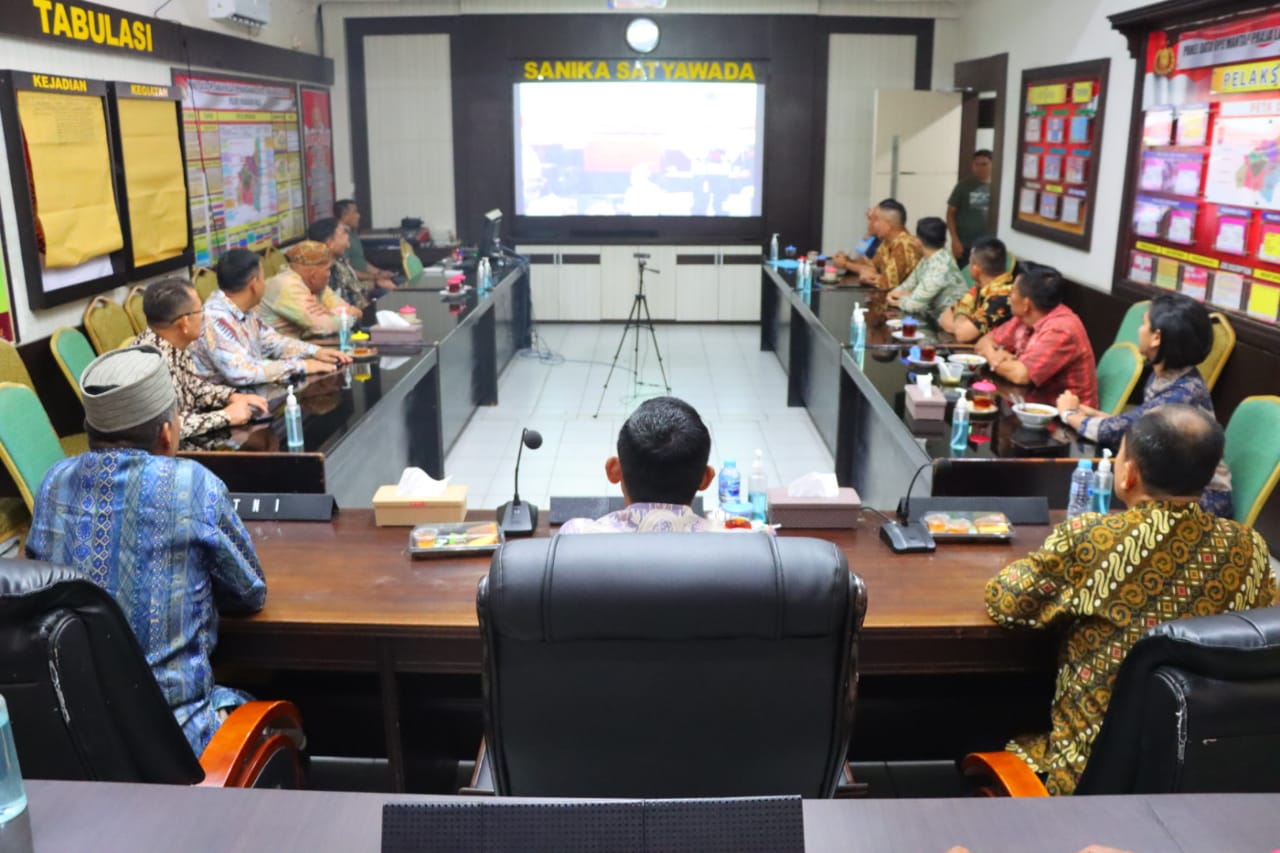 Polres Inhu Gelar Nobar Wayang Kulit