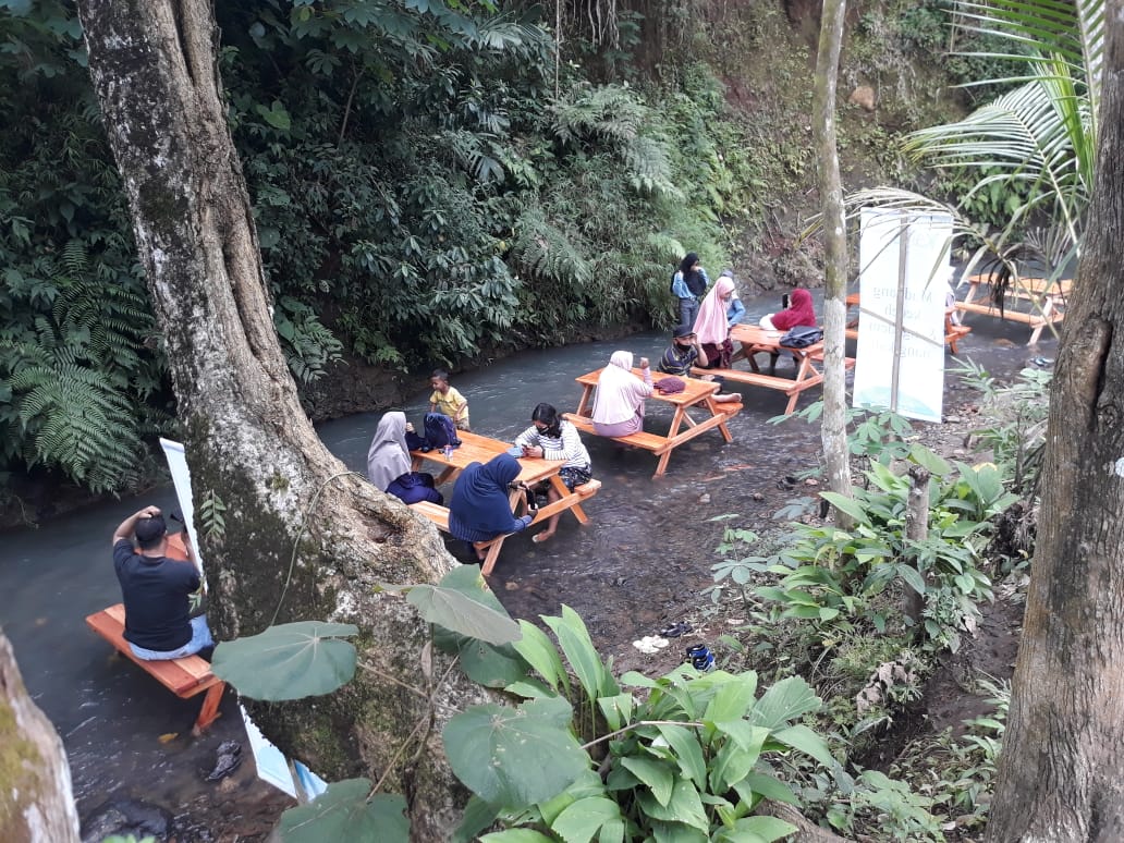 Ini Lokasi Wisata Makan Sambil Main Air
