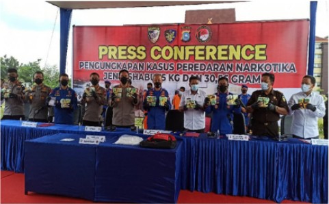 Ditpolairud Baharkam Polri Dan Polda Riau Ringkus Kurir 15 Kilo Sabu