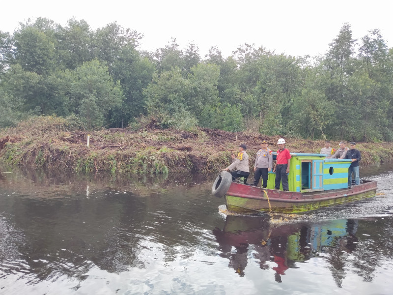 Gunakan Pompong Kapolsek Lirik Temui Warga Pekerja Manda