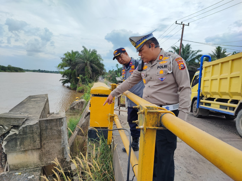 Jelang Operasi, Satlantas Polres Inhu Bersama Forum LLAJ Tinjau Kerusakan Jembatan Teluk Sungkai