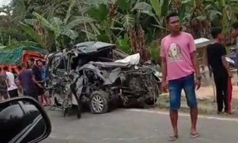 Tabrak Truk, Sopir Travel dan Penumpang Tewas di Tempat