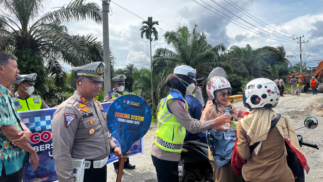 Kasat Lantas Polres Inhu Bagikan Makanan Dilokasi Jembatan Amblas Barangan