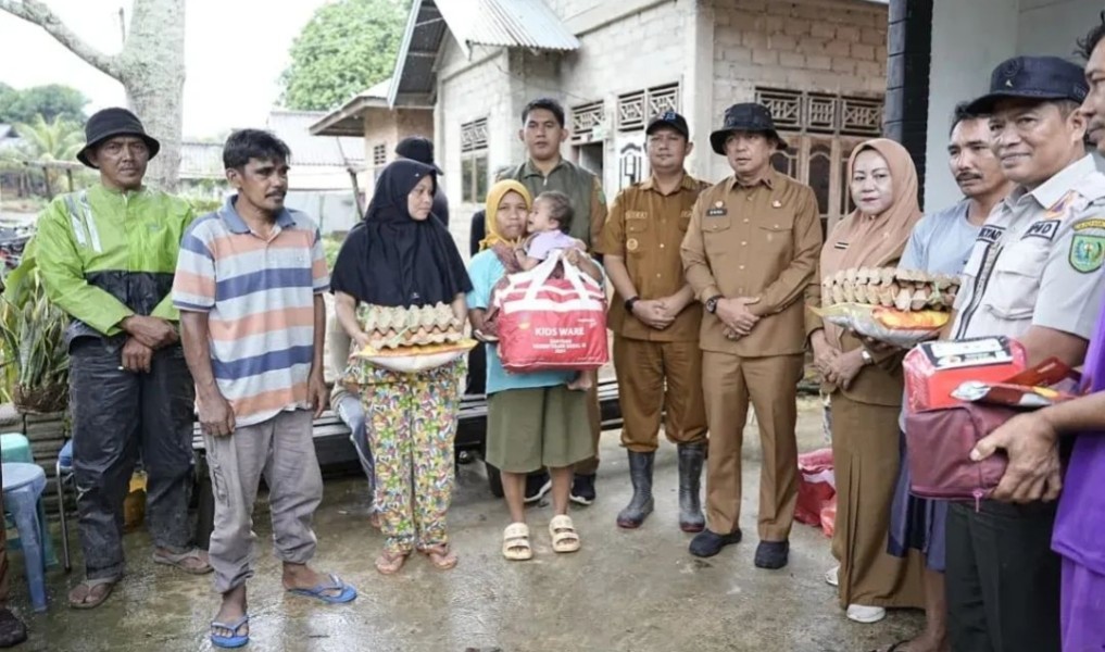 Sekda Zulfahmi Turun Serahkan  Bantuan kepada Warga.