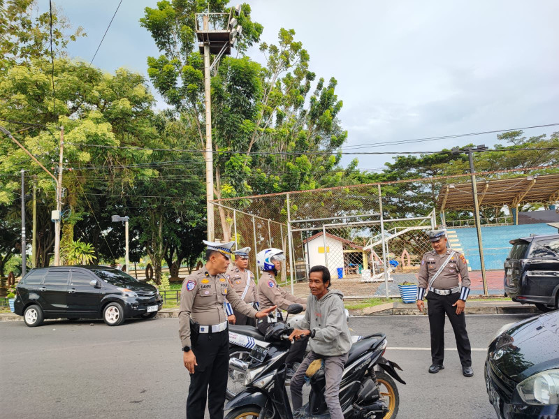 Lewat Depan Mako Polres Tidak Pakai Helm, Satlantas Polres Inhu Tindak Tegas